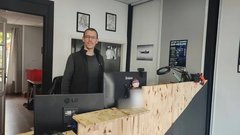 Charles Bapst derrière le comptoir de l'atelier Bapst Technologies, 711 avenue Charles de Gaulle à Villars-les-Dombes