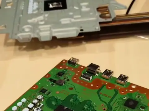 Carte mère de PS5 à l'atelier, pour le remplacement du port HDMI