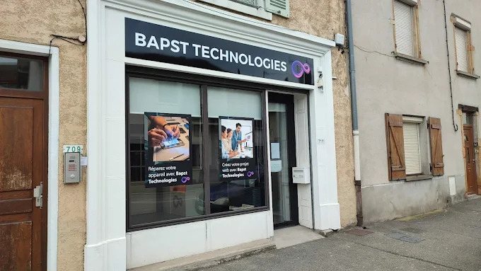 Devanture de l'atelier Bapst Technologies vue de la rue : enseigne noire « Bapst Technologies », vitrine et porte d'entrée au 711 avenue Charles de Gaulle à Villars-les-Dombes