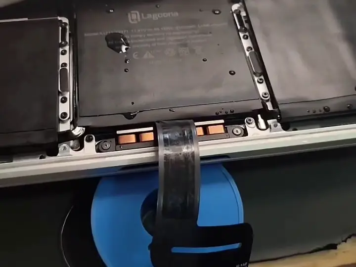 MacBook Pro ouvert sur l'établi pour un changement de batterie