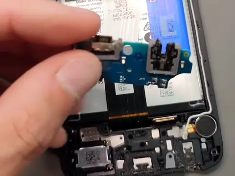 Samsung A05s ouvert à l'atelier, connecteur de charge retiré