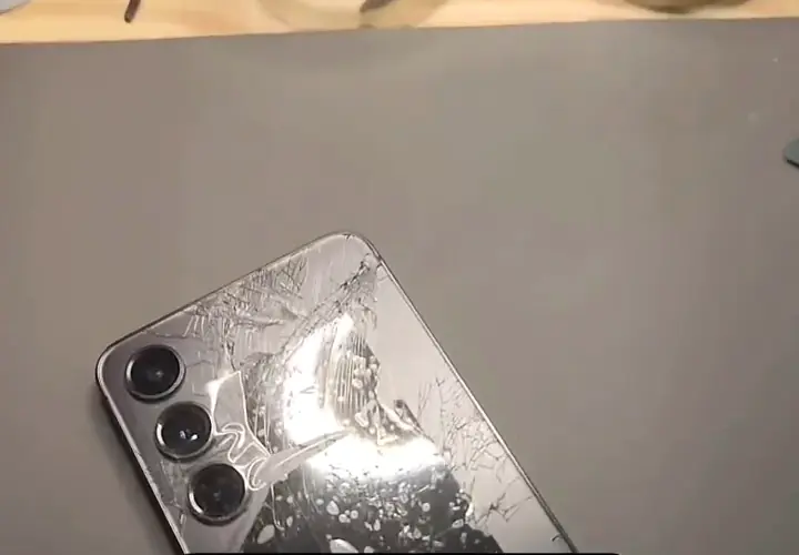 Samsung Galaxy S24 au dos en verre brisé, avant le changement de vitre arrière