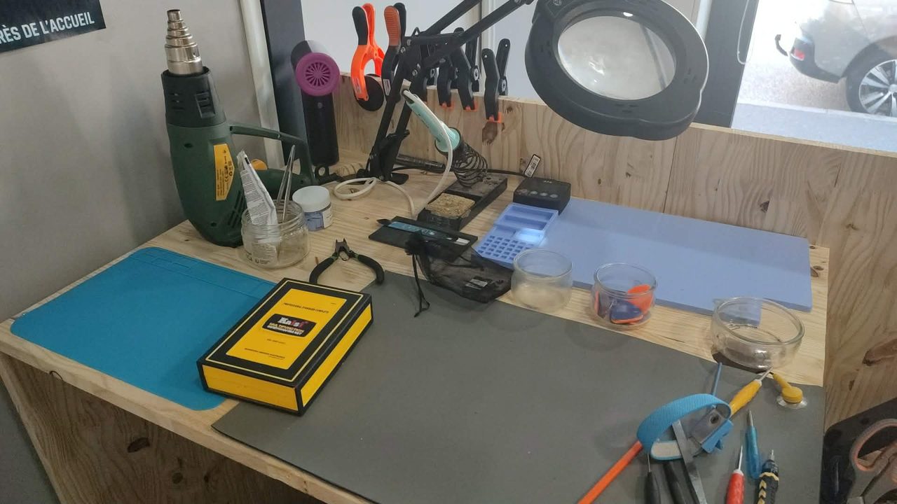 L'établi de micro-soudure de l'atelier : loupe, fer à souder, station de précision — Bapst Technologies