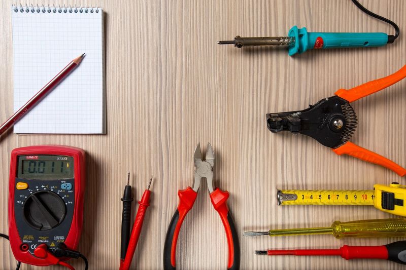 Atelier de micro-soudure : fer à souder et multimètre — Bapst Technologies