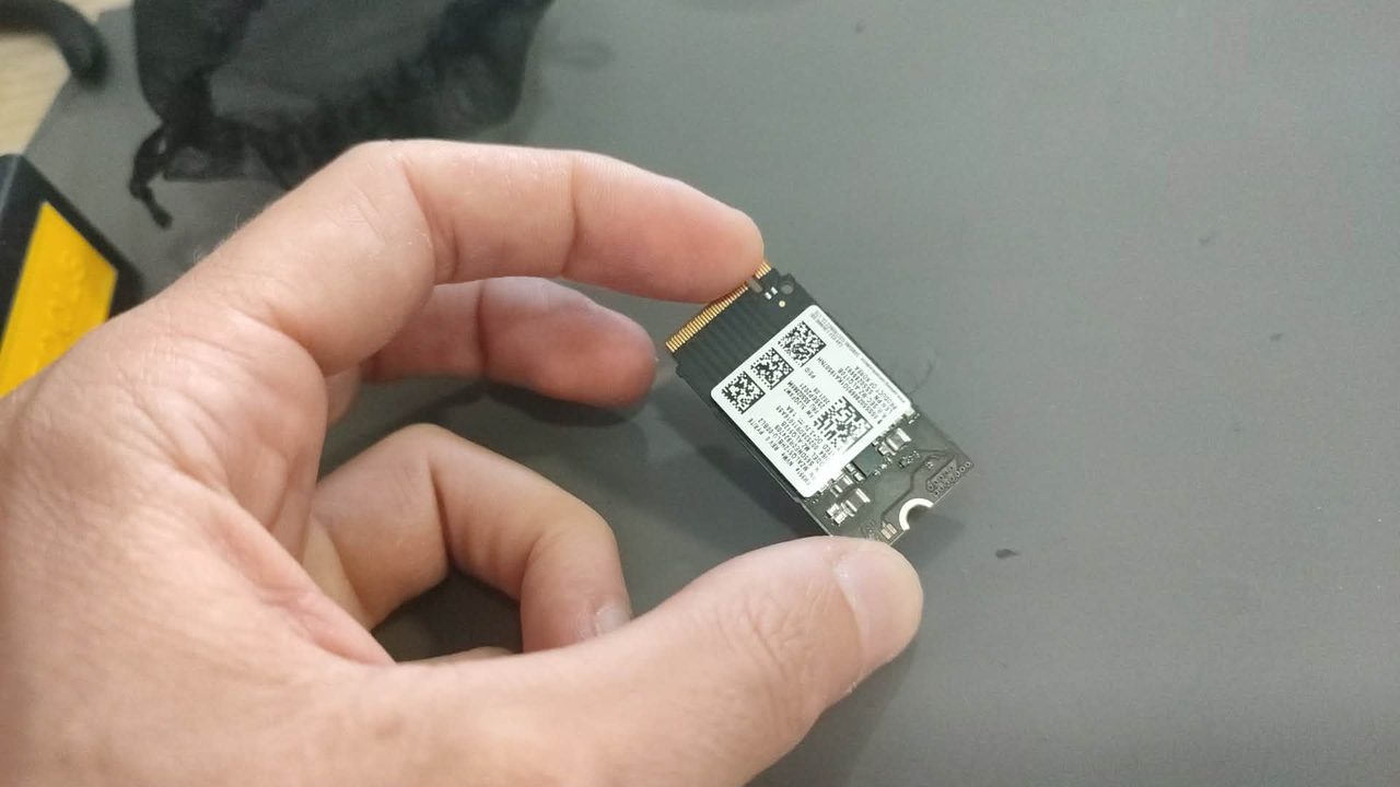 SSD M.2 extrait d'un ordinateur portable pour récupération de données à l'atelier